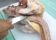 むね肉の付根の関節から、胴骨に沿って包丁を入れる