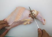 手羽もとの付根の関節を上胸骨に沿って切り、むね肉と手羽もとを切り離す