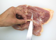 もも肉の厚みのある部分を開き、血管を取り除く