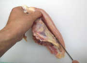 骨と肉の間に包丁の先を入れ薄い膜を切る